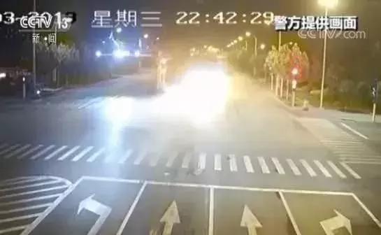 “玛莎拉蒂追尾事件”让人心痛，悍世分合模块定制吊顶给你******感