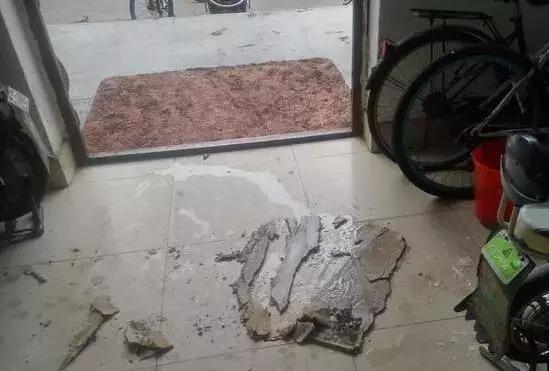 吊顶竟然用透明胶带粘，险些砸伤人！悍世分合模块吊顶品质过硬
